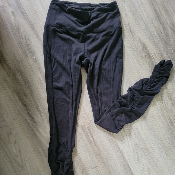 Lululemon Wunder Unders - Picture 1 of 3